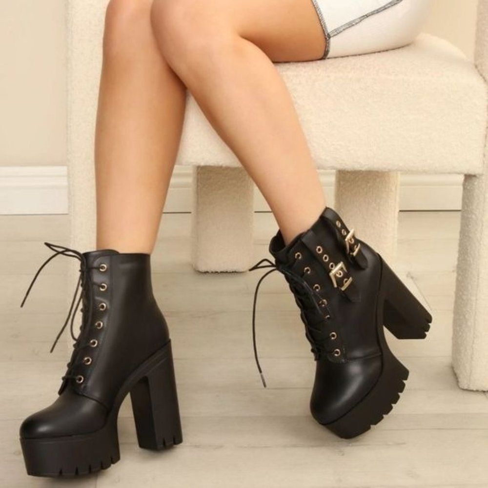 Women's Block Heel Lace Up Botties Black Color - Picture 1 of 5